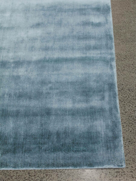 Glitz luxury artsilk rug in teal blue by The Rug Collection corner image