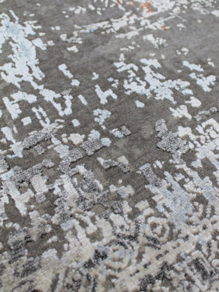 Sherffield luxury hadnkot rug in grey and light blue made from nz wool and artsilk detail image