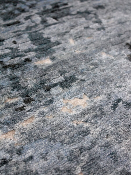 Roma Silver Blue luxury handknotted rug in NZ Wool and Artsilk - detail image
