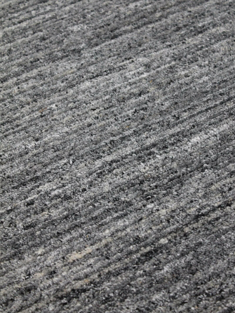 Soul graphite grey rug handloom knotted in wool and artsilk close up image