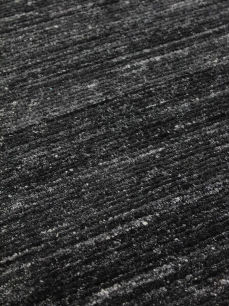 Soul midnight black rug handloom knotted in wool and artsilk close up
