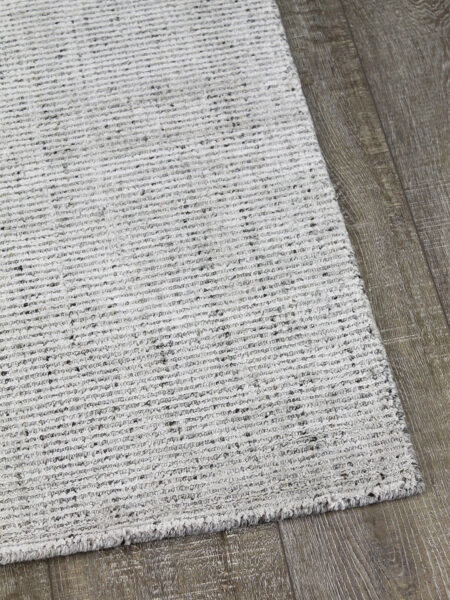 Garcia Oyster handloom knotted rug in wool and artsilk - corner image