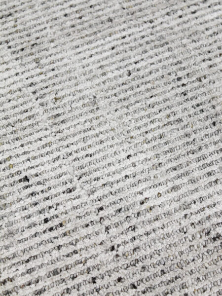 Garcia Oyster handloom knotted rug in wool and artsilk - detail image