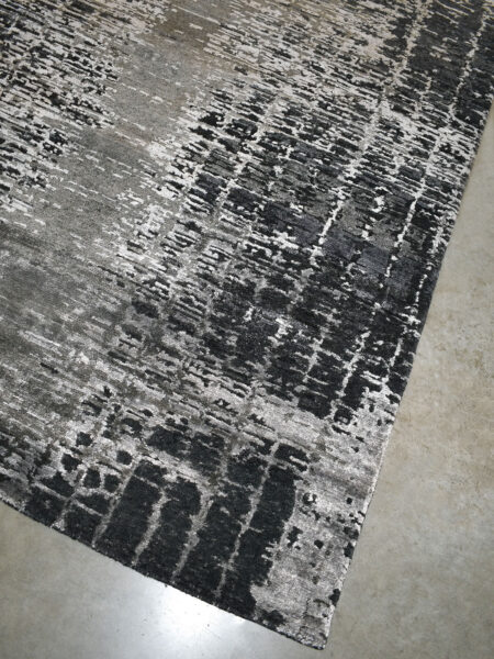 Houston Charcoal grey luxury handknot rug in wool and artsilk - corner image