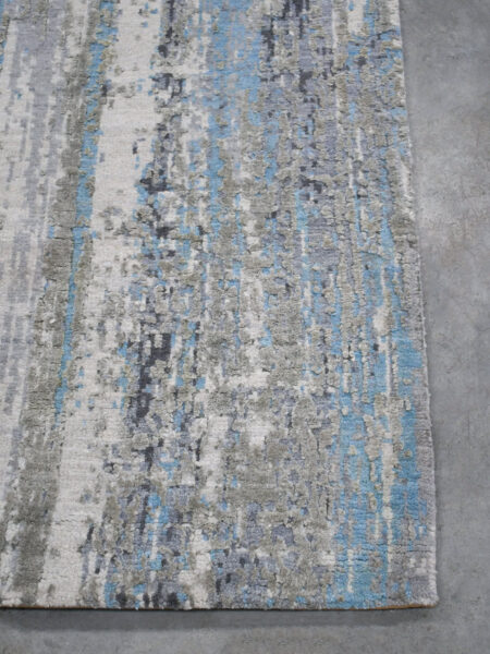 Soho 167 Silver/Blue luxury handknot rug in wool and natural silk - corner image