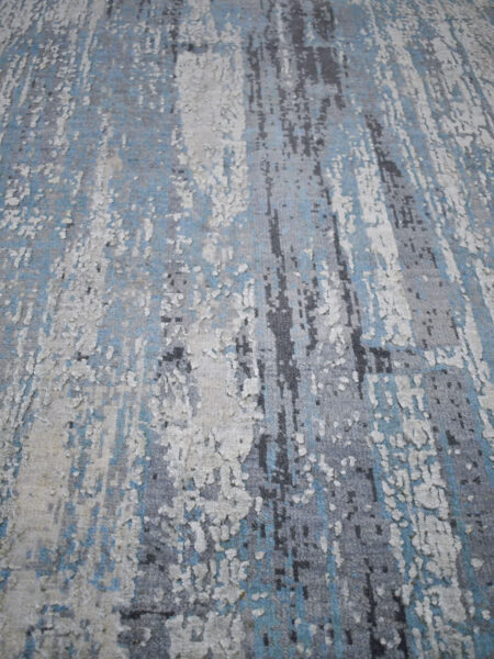 Soho 167 Silver/Blue luxury handknot rug in wool and natural silk - detail image