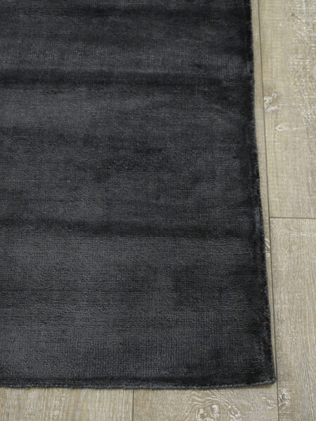 Glitz Abyss black handmade rug in reflective artsilk yarn - corner image