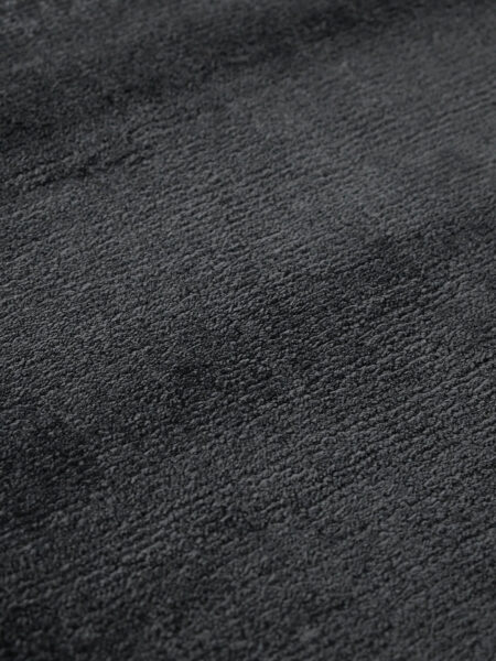 Glitz Abyss black handmade rug in reflective artsilk yarn - detail image