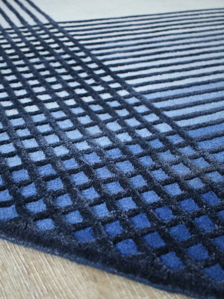 Jagged Admiral handtufted wool and artsilk rug with geometric pattern in blue tones - close up detail