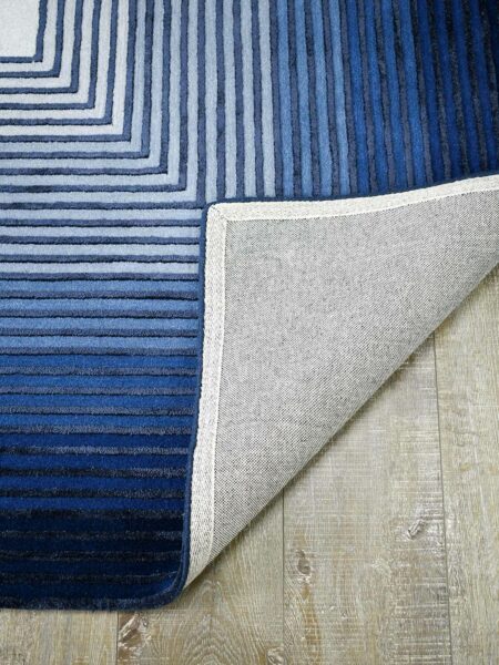 Jagged Admiral handtufted wool and artsilk rug with geometric pattern in blue tones - backing