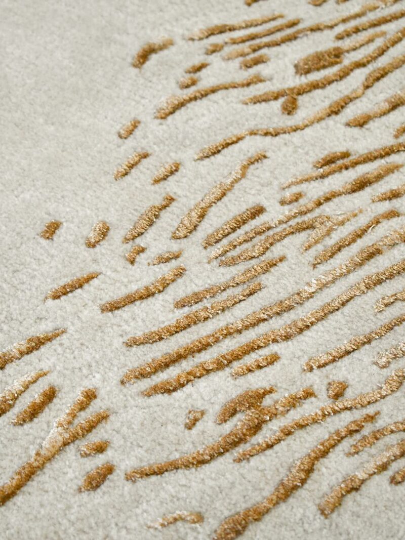 Serenity Sandstone rug handtufted in wool and artsilk. Organic lines design in beige and gold.
