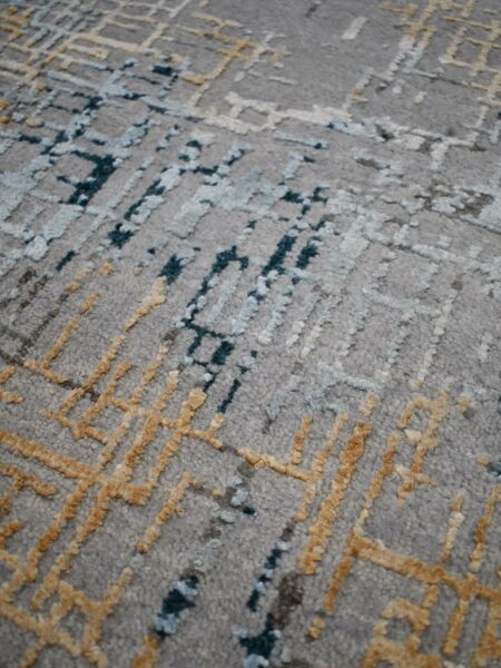Soho 222 Silver luxury handknot rug in wool and natural silk - close up detail image