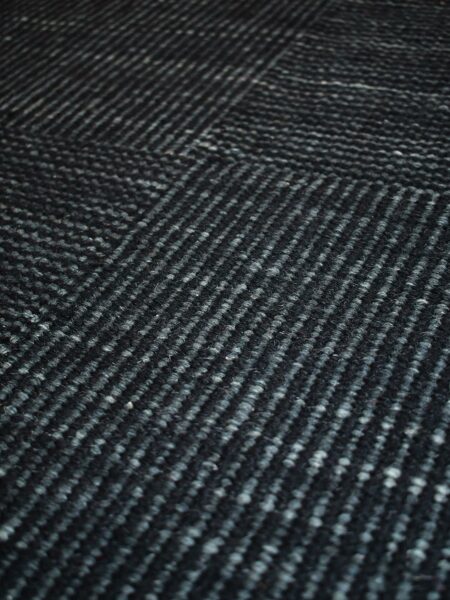 Braid Box Abyss flatweave rug in black and grey, handmade from 100% wool - close up texture detail