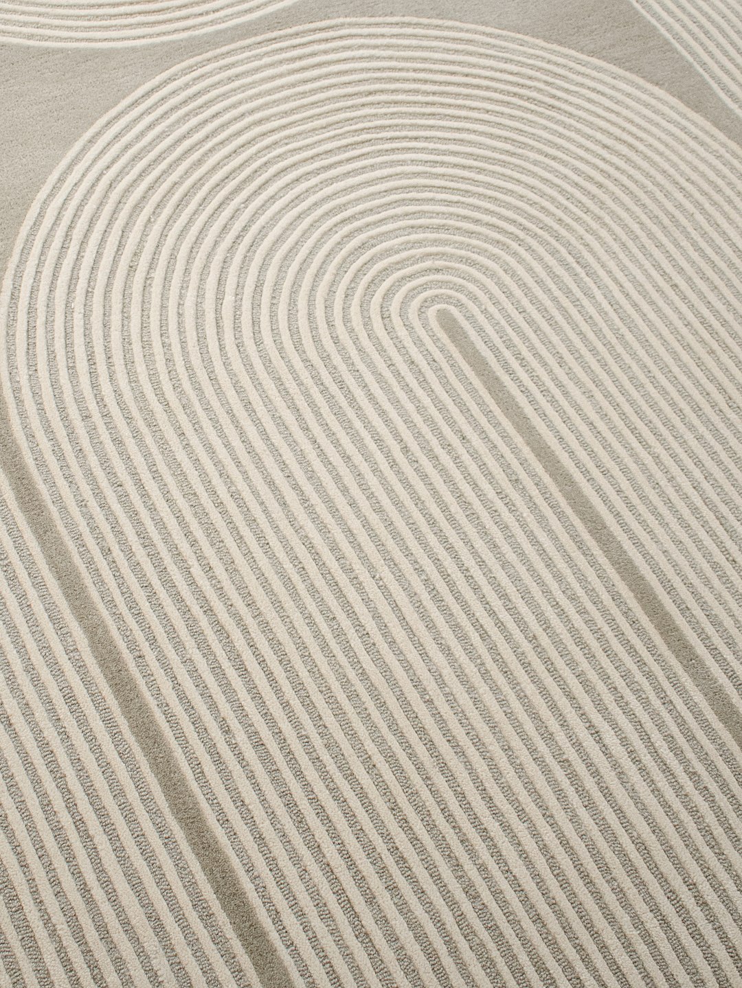 Viper Pattern Rug in wool in ivory and grey